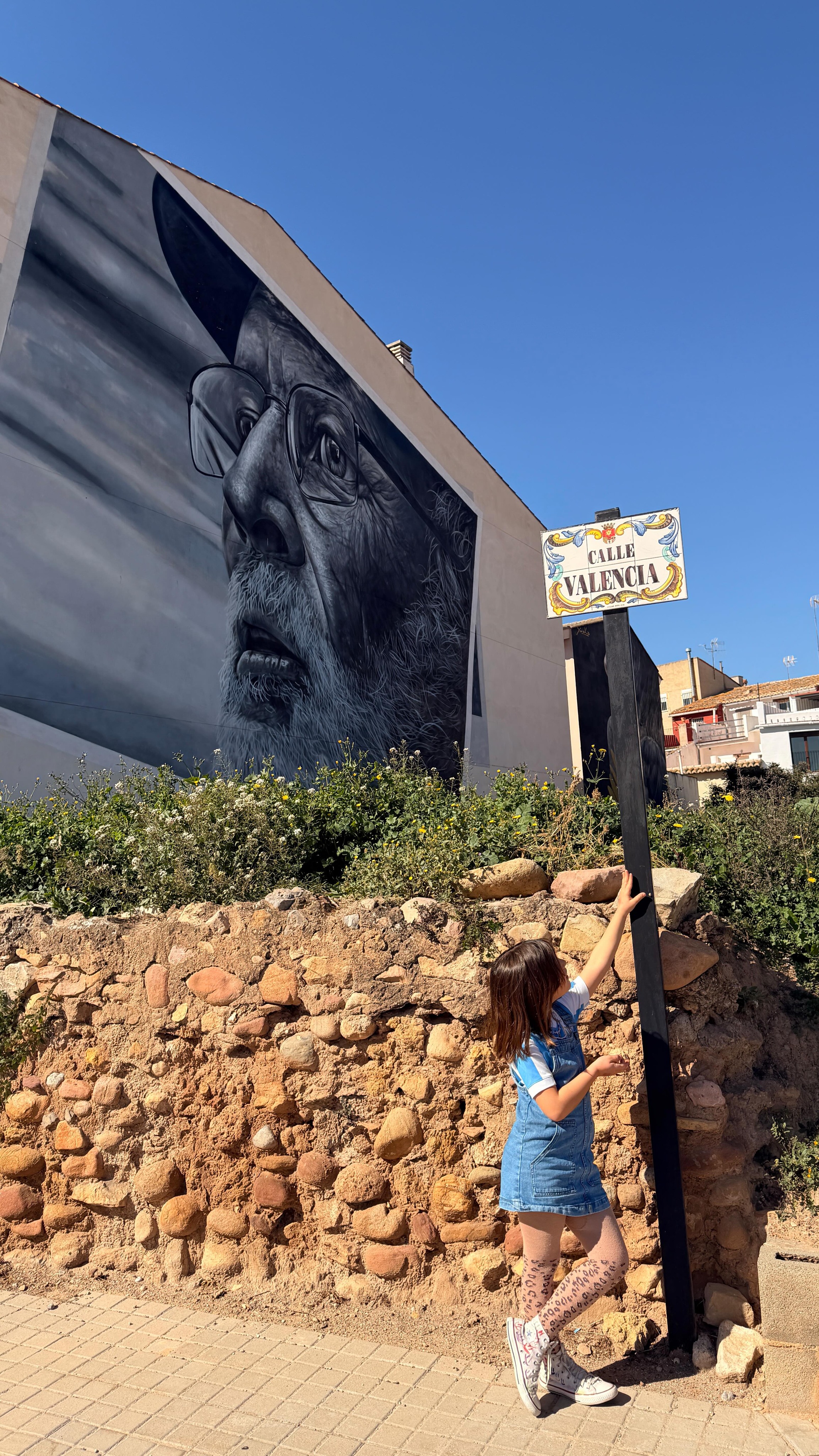 📸 El pueblo de los murales a menos de una hora de Valencia.

📍Geldo, Castellón

El Ayuntamiento de Geldo, junto a un artista local, tuvieron al genial idea de darle vida a su pueblo con un festival de arte urbano que se llama ImagineArte.

Y si bien sus callecitas ya eran pintorescas y su entorno natural ya atraía a ciclistas y gente para hacer trekking, ahora sus murales lo hacen un paseo súper interesante y artístico.

Pauli se divertía “cazando” murales, porque incluso algunos parece que estuvieran escondidos.

👉Si solo vas a pasear y ver murales, con dos o tres horas está bien y es una ola cerca de Valencia simple.
👉 Si lo vas a combinar con rutas, ya depende de la que elijas.

Está cerca de la Sierra de Espadán y podes andar por bosques de pinos y pegadito al Río Palancia.

Geldo es una escapada en Valencia y Castellón perfecta para hacer con peques, así que guárdala para ir 🙌

.
.
.
@ayto.geldo @recorriendocastellon #quehacerenvalencia #planesenvalencia #castellón #comunidadvalenciana
